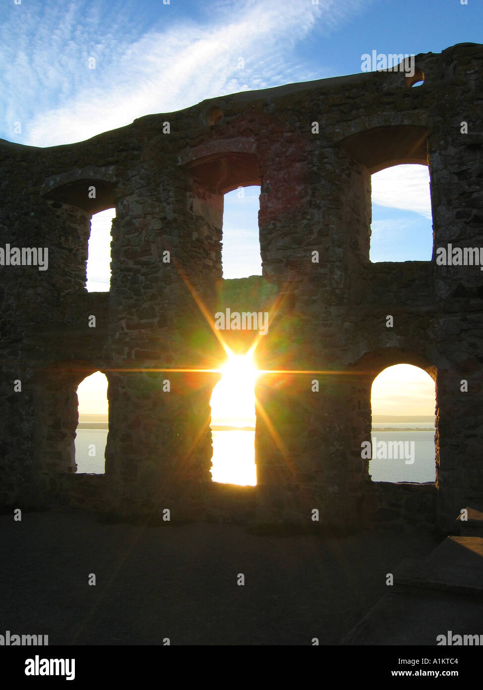 Coucher de soleil derrière la ruine de château Brahehus sur une colline au-dessus du lac Vättern, près de Gränna Suède Banque D'Images