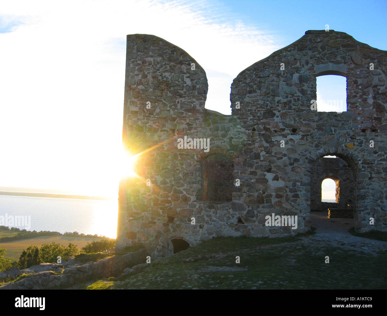Coucher de soleil derrière la ruine de château Brahehus sur une colline au-dessus du lac Vättern, près de Gränna Suède Banque D'Images
