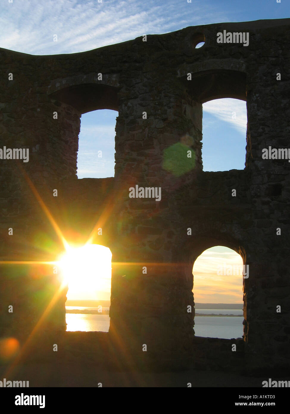 Coucher de soleil derrière la ruine de château Brahehus sur une colline au-dessus du lac Vättern, près de Gränna Suède Banque D'Images