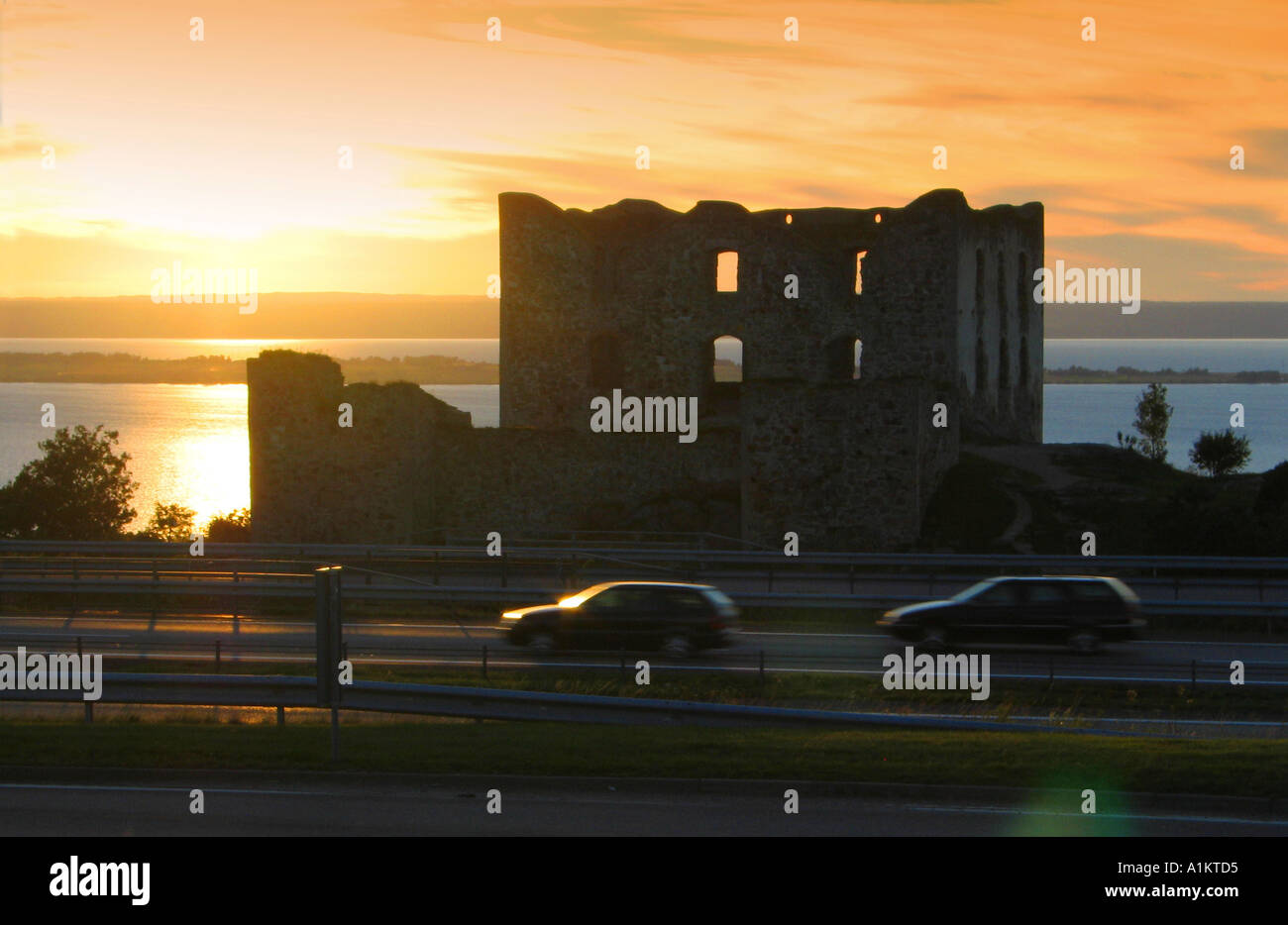Coucher de soleil derrière la ruine de château Brahehus sur une colline au-dessus du lac Vättern, près de Gränna Suède Banque D'Images