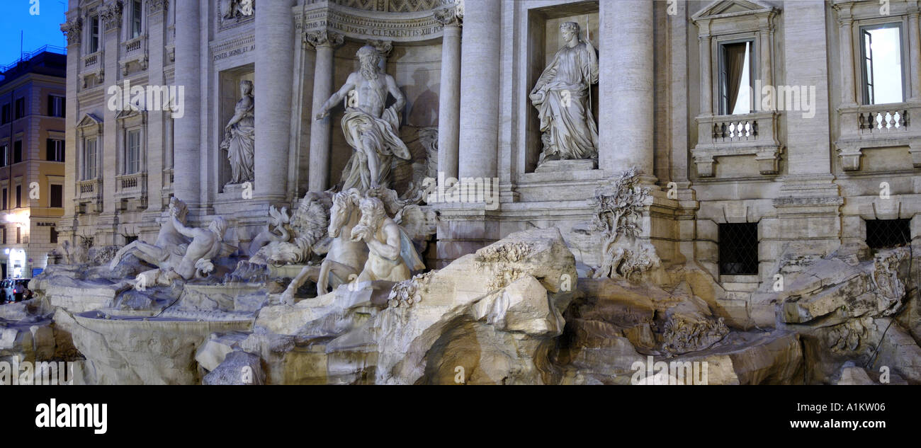 Une vue panoramique vue de côté de la fontaine de Trevi Rome Italie Banque D'Images