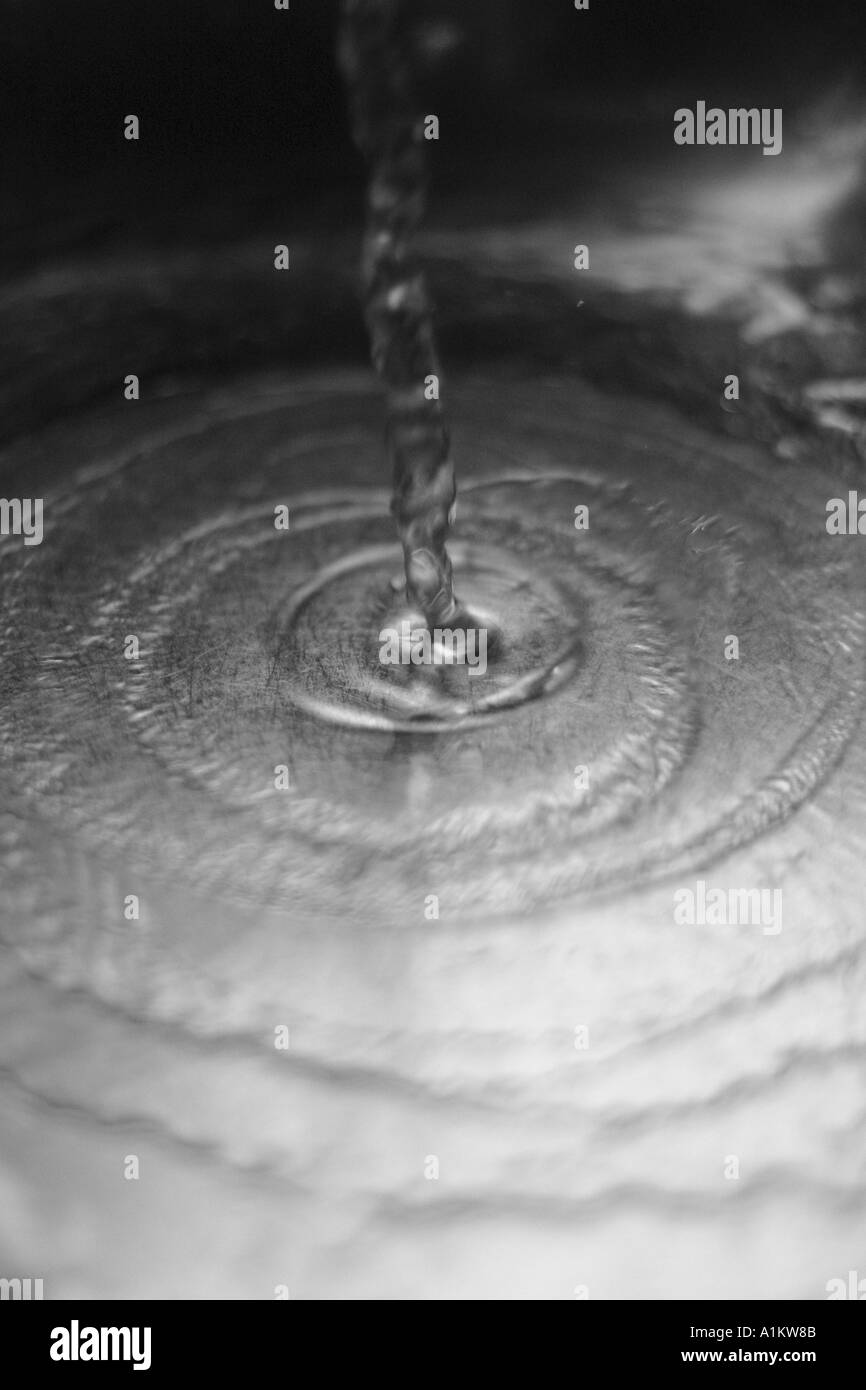 Touchez l'eau courante dans un projet de puits d'eau des déchets robinet boire soif priver splash modèle courant d'impulsion de l'écho des vagues Banque D'Images
