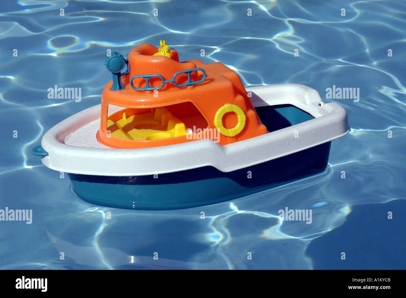 Bateau jouet coloré flotte dans une piscine Photo Stock - Alamy