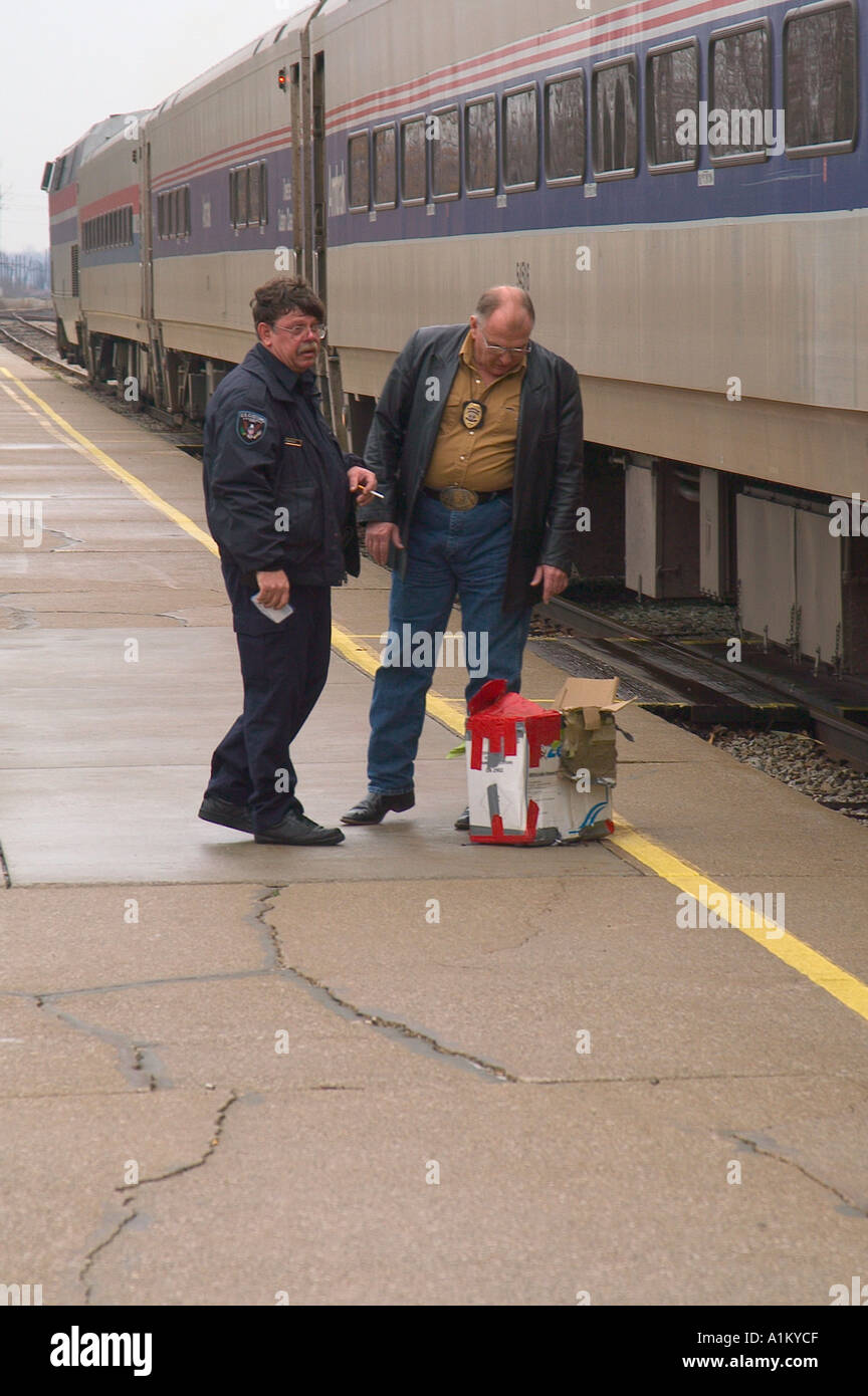 L'extérieur du train Amtrak parqué provenant du Canada un Marshall américain et un agent des douanes américaines d'un colis suspect de l'inspection Banque D'Images