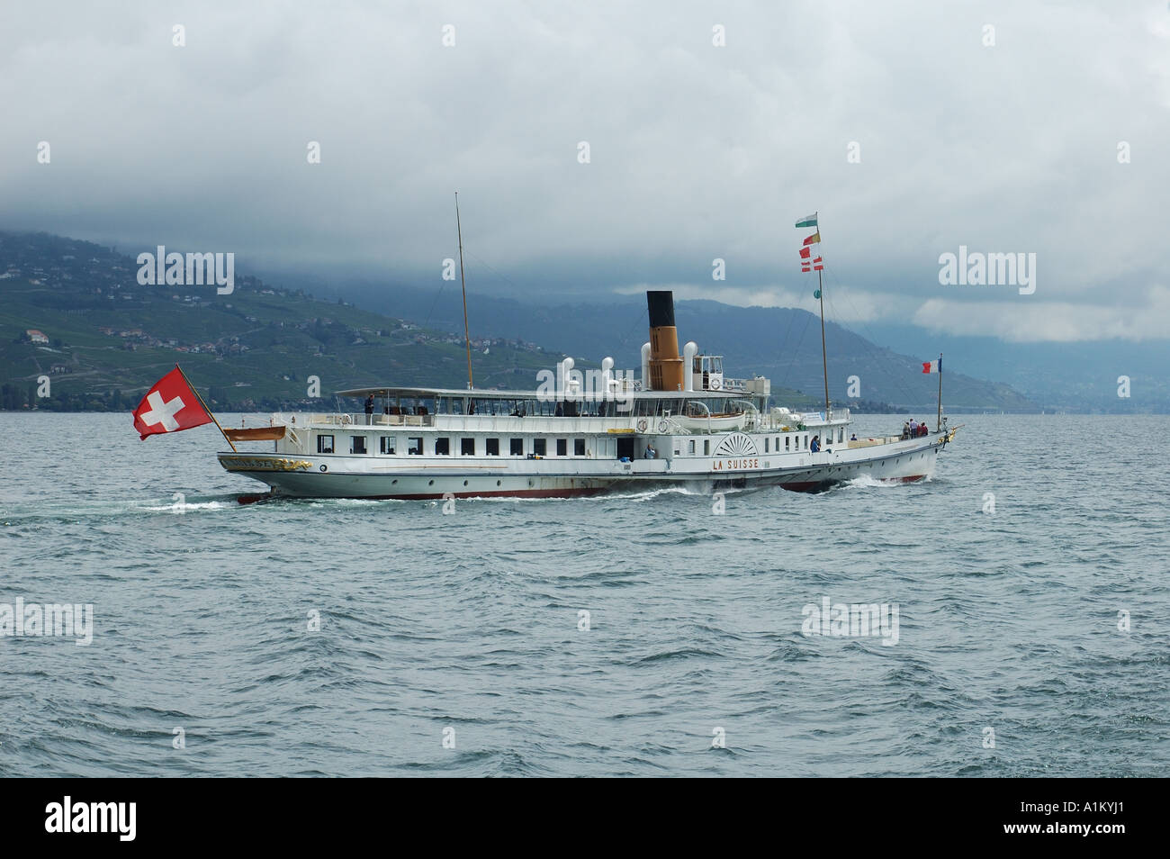 Bateau à aubes 'La Suisse' sur le lac Léman (Lac de Genève), sous un ciel gris Banque D'Images