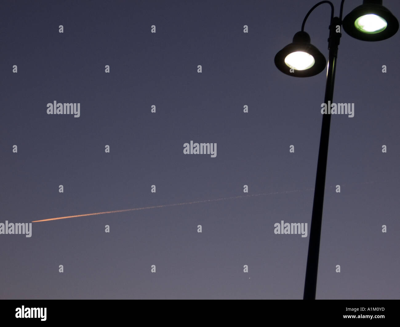 Ciel et l'éclairage avec contrail avion Banque D'Images
