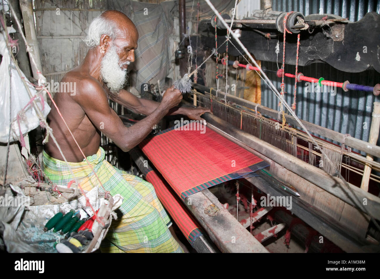 Un homme du Bangladesh exploite un vieux métier du textile au Bangladesh Banque D'Images