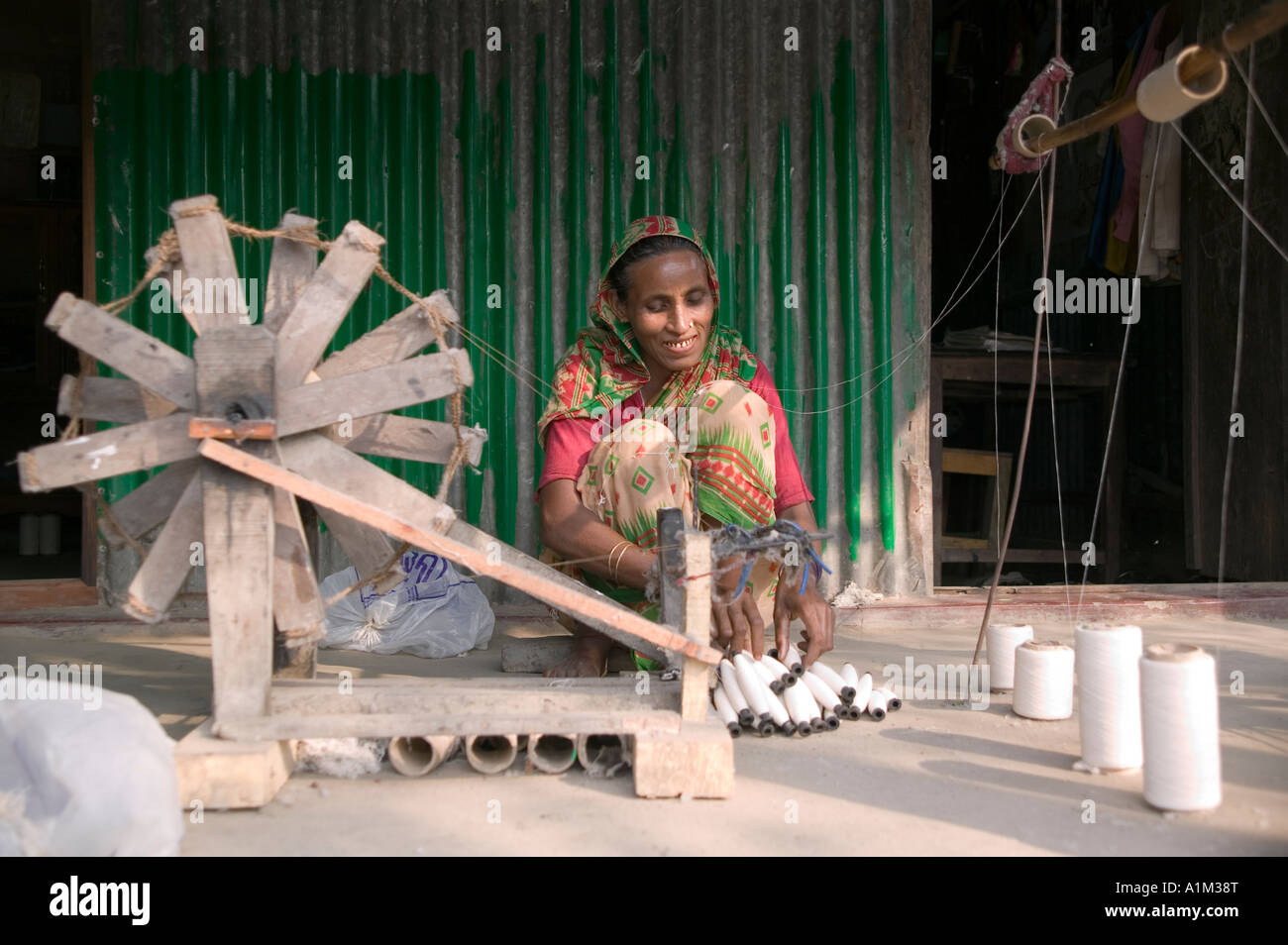 Une femme coton filature dans un village du Bangladesh Banque D'Images