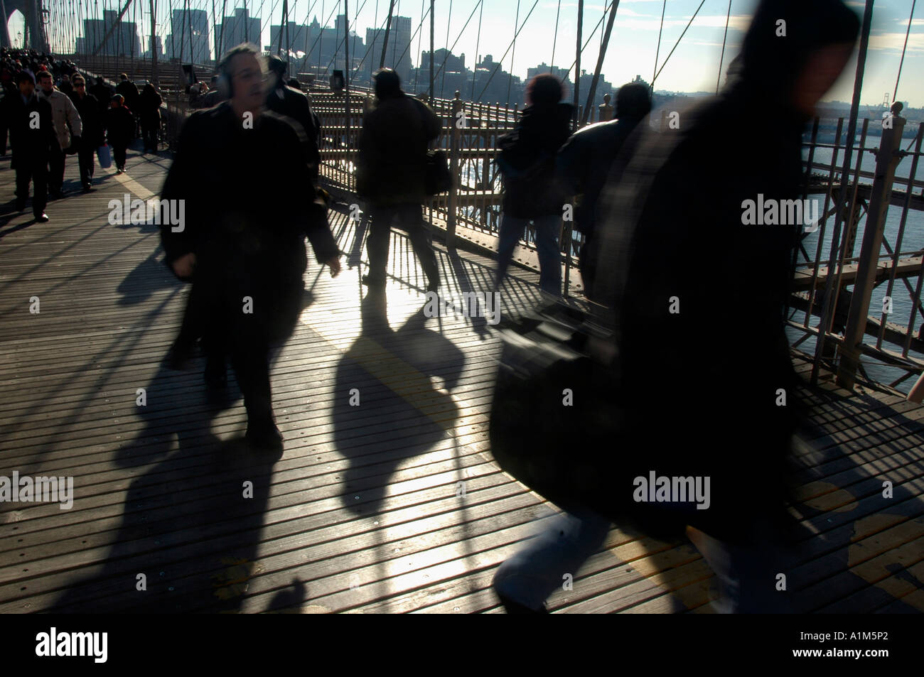 Les navetteurs à pied sur le pont de Brooklyn comme le syndicat des Travailleurs du transport en commun s'éteint en grève Banque D'Images