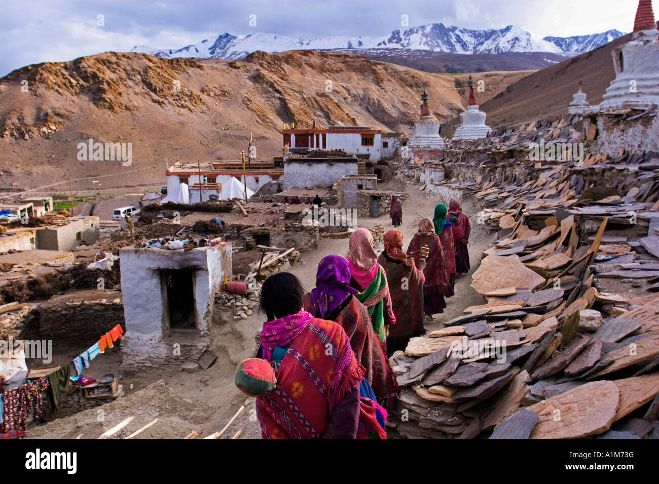 Pèlerins près du lac Tso Moriri de Stupa, Ladakh, Inde Banque D'Images