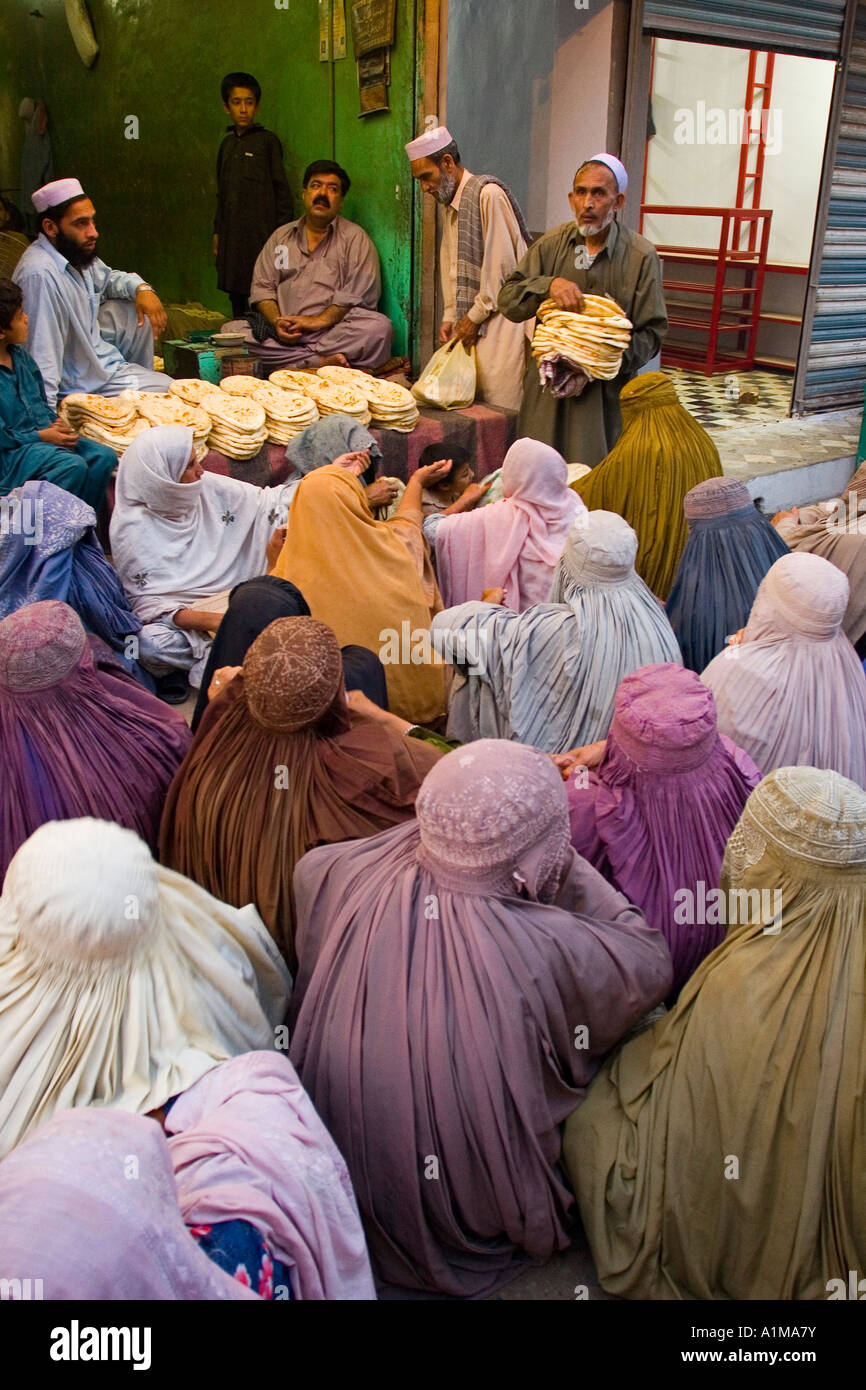 Les femmes recevant le pain, bazar de Peshawar, Peshawar, Pakistan Banque D'Images