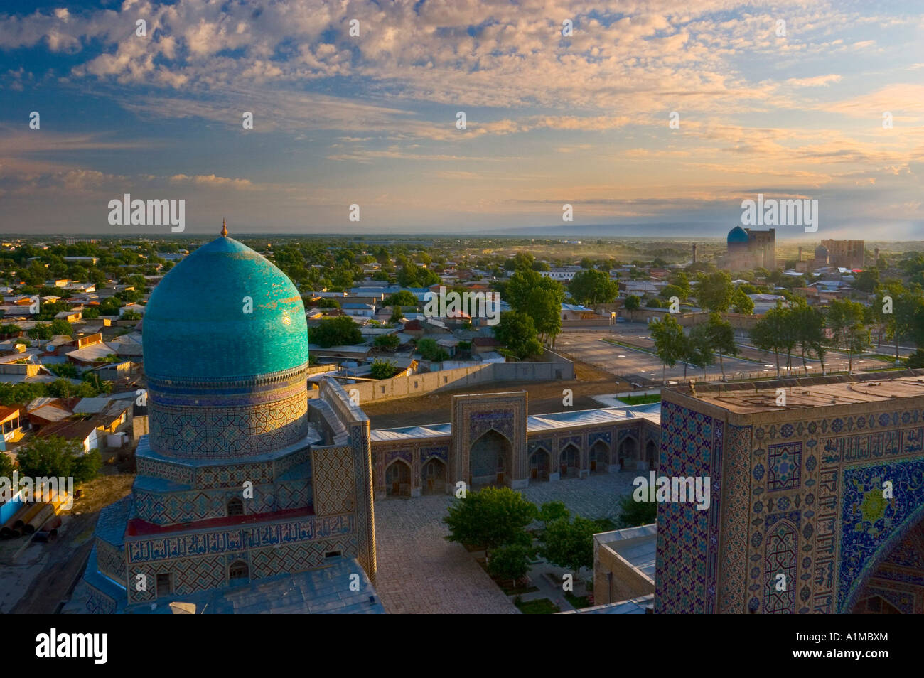 Les coupoles bleues du Reghistan, Samarkand, Ouzbékistan Banque D'Images