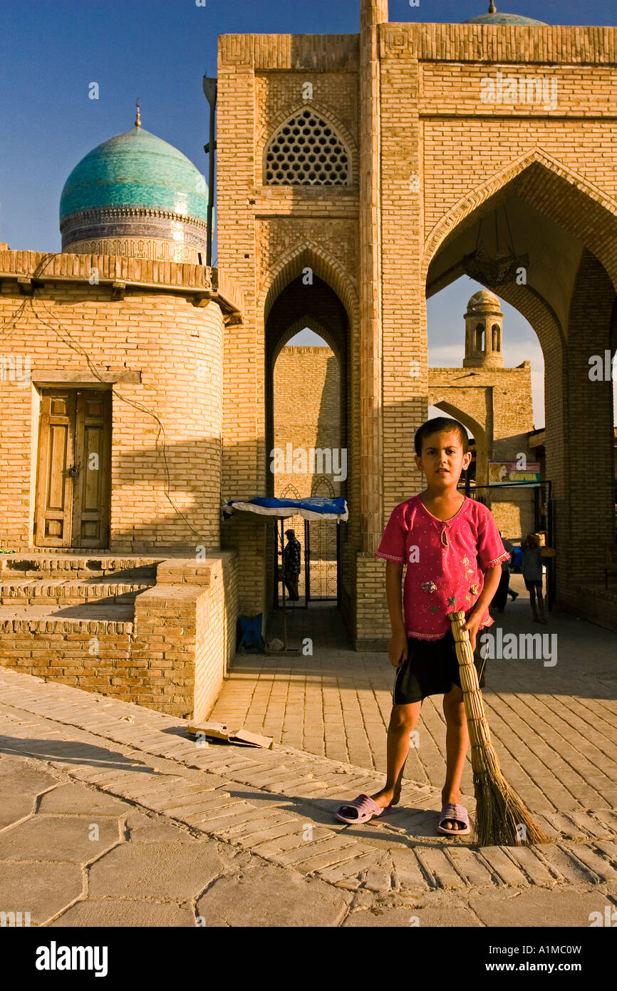 Enfant dans la vieille ville, Boukhara, Ouzbékistan Banque D'Images