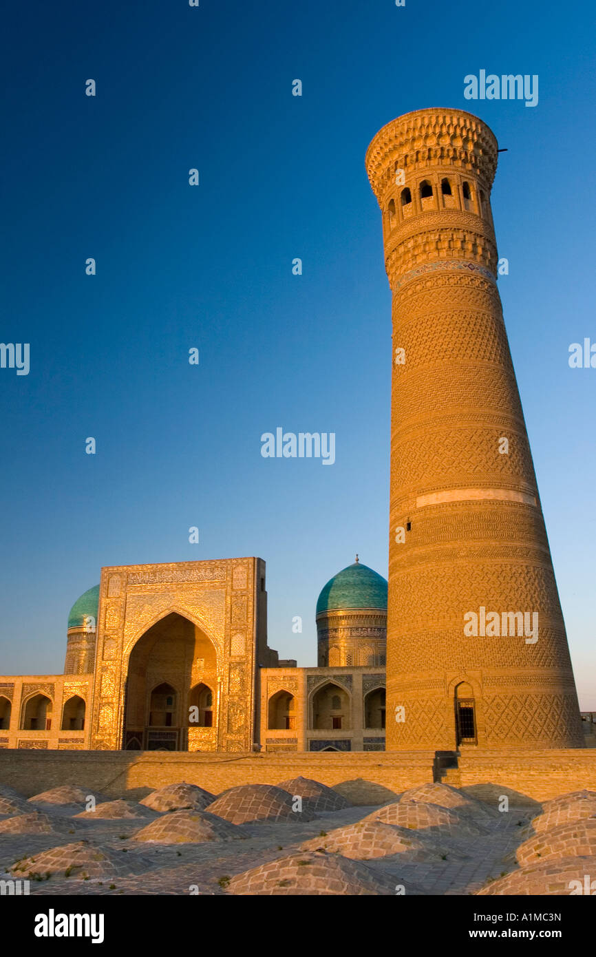 Minaret Kalon et Mir-i-arab Madrassah, Boukhara, Ouzbékistan. Banque D'Images
