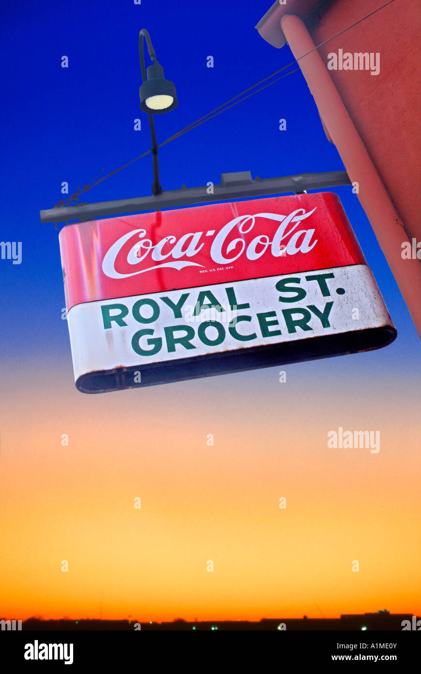 Old style signe sur épicerie dans la Nouvelle Orléans en Louisiane, au crépuscule Banque D'Images