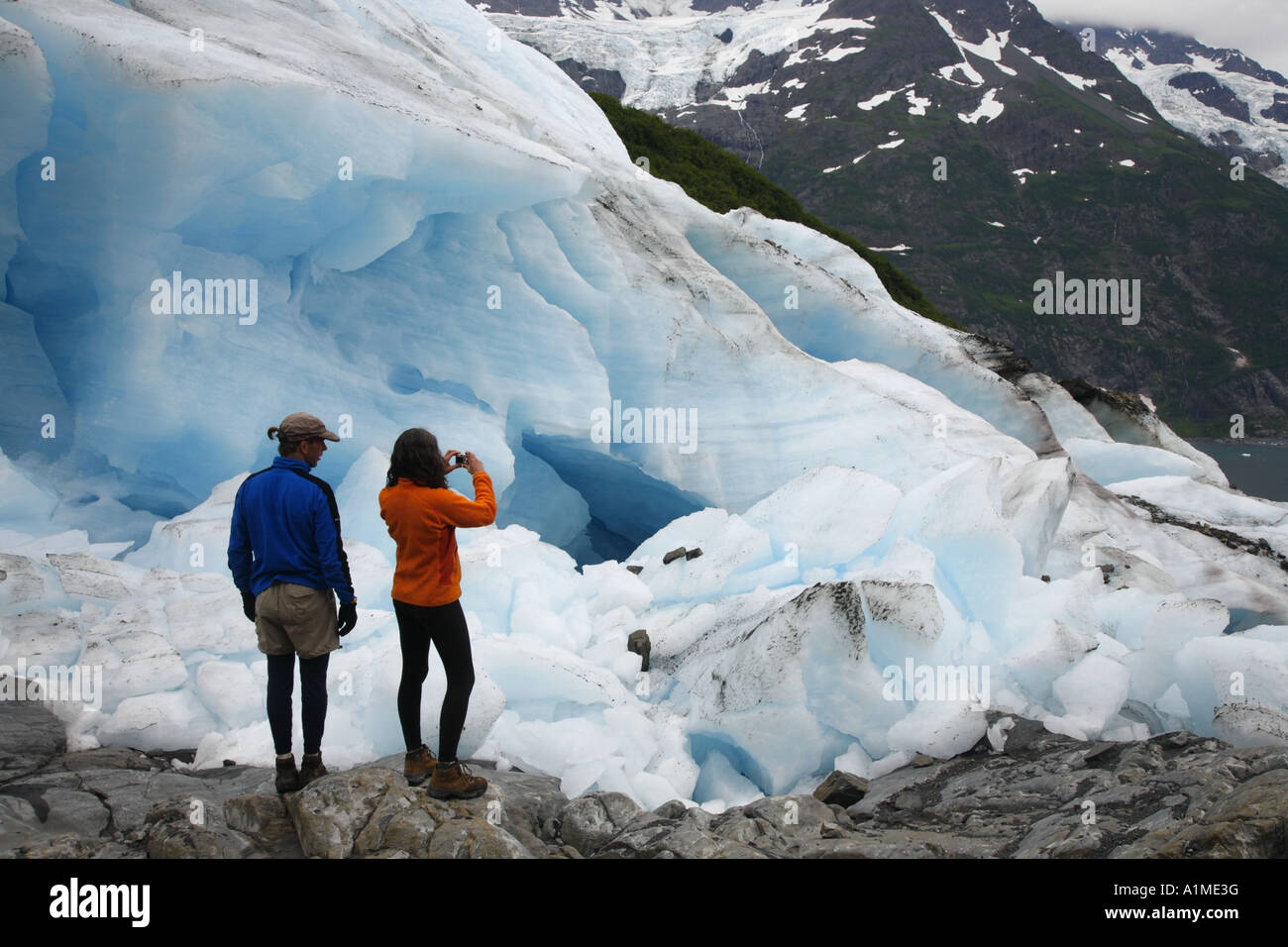 Les randonneurs au Glacier de la cataracte Harriman Fiord Prince William Sound, Alaska la Forêt Nationale de Chugach MR Banque D'Images
