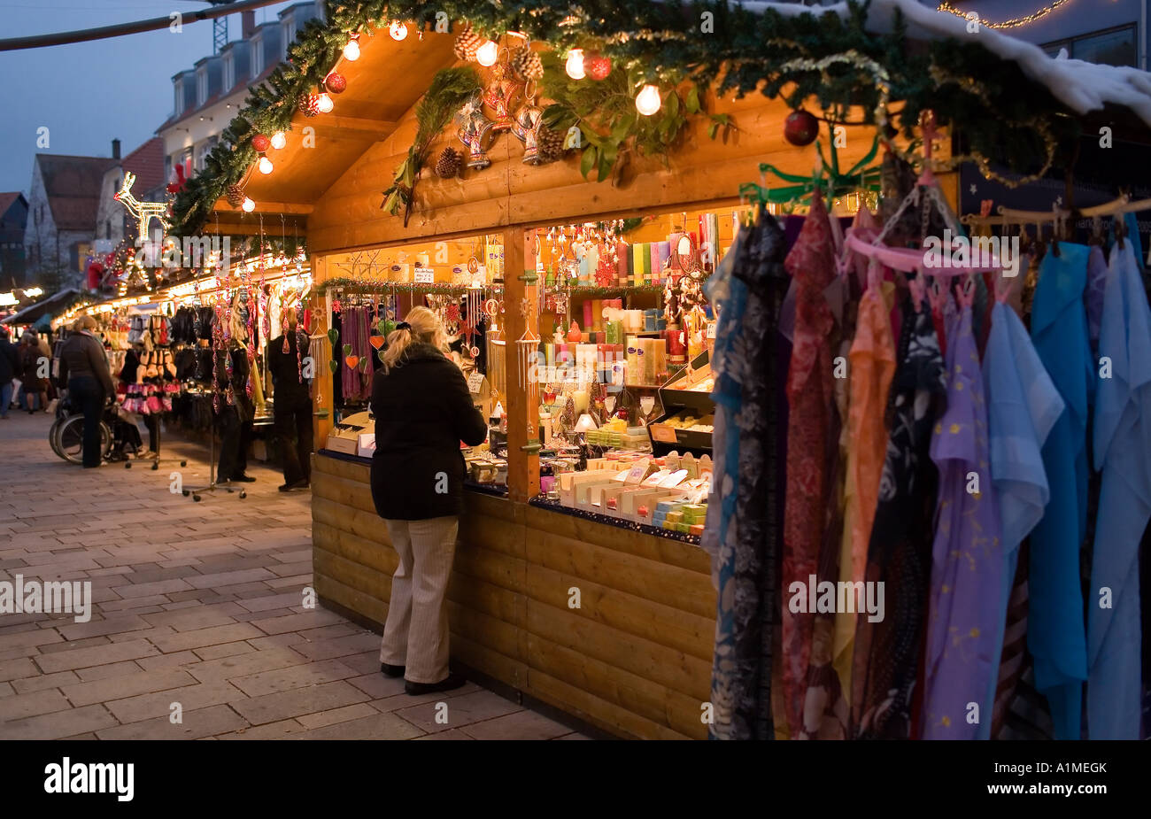 Woman shopping for candles, marché de Noël, Offenburg, Bade-Wurtemberg,  Allemagne Photo Stock - Alamy