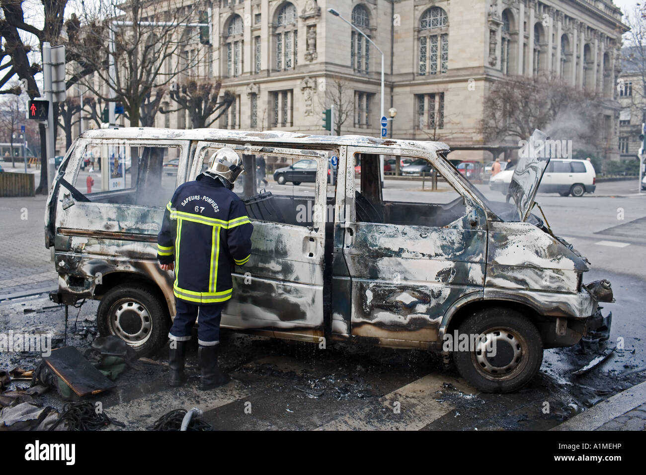 Janvier 2006, incendié ET VOITURE POMPIER PENDANT LES QUAIS DE PROTESTATION STRASBOURG ALSACE FRANCE Banque D'Images