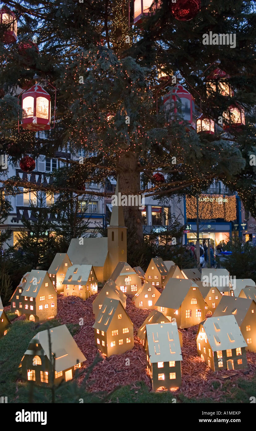 Modèle lumineux village et l'arbre de Noël, Strasbourg, Alsace, France Banque D'Images