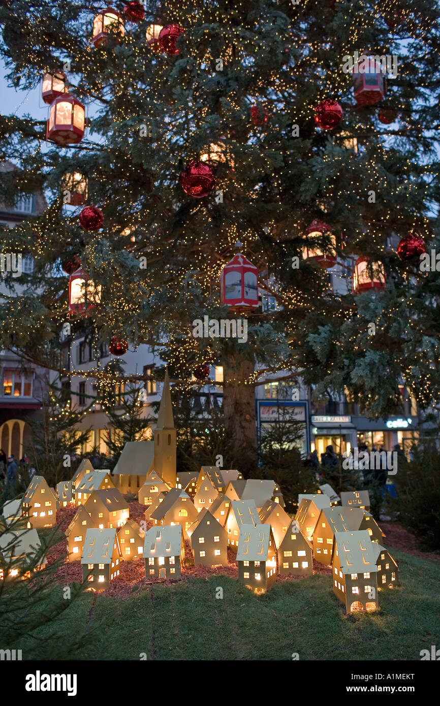 Modèle lumineux village et l'arbre de Noël, Strasbourg, Alsace, France Banque D'Images