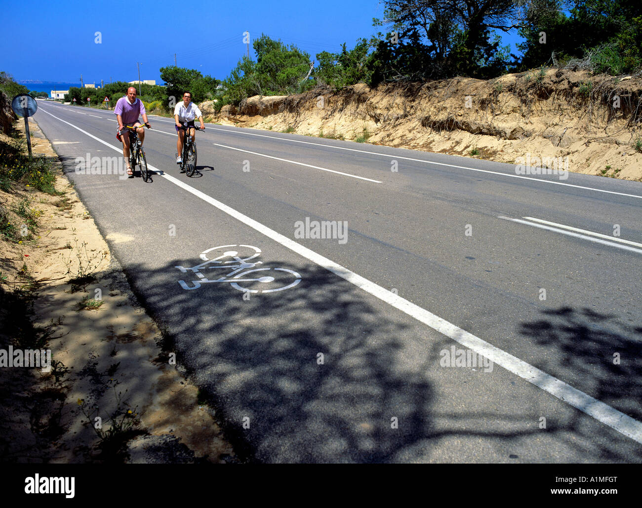 Tour de croisière sur les vélos piste cyclable sur route de campagne île de Formentera Baléares Espagne Banque D'Images