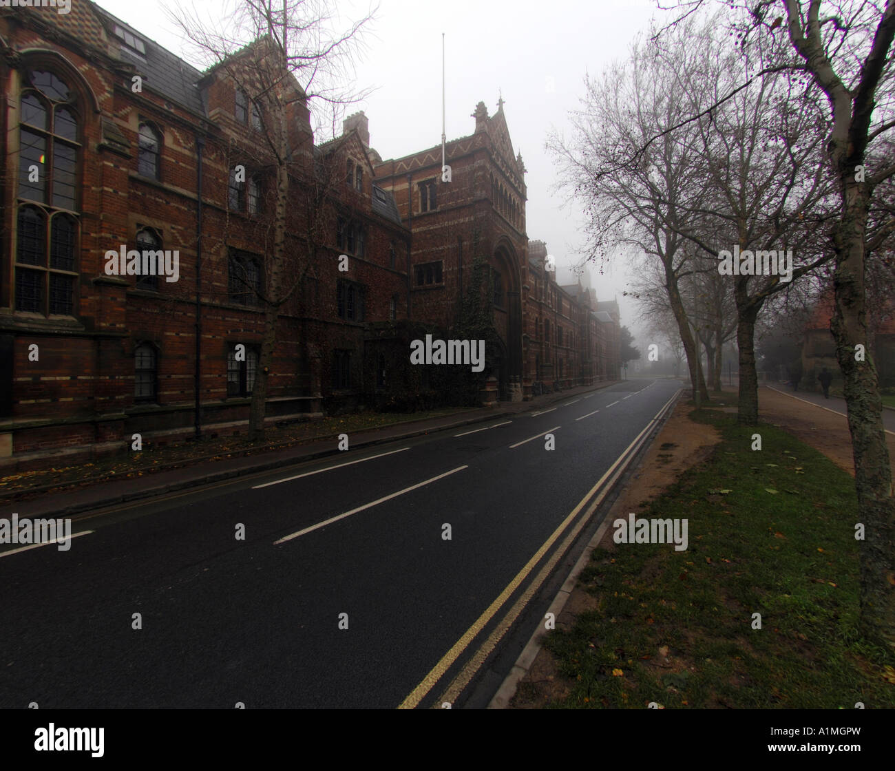 Keble College d'Oxford dans le brouillard d'hiver Banque D'Images