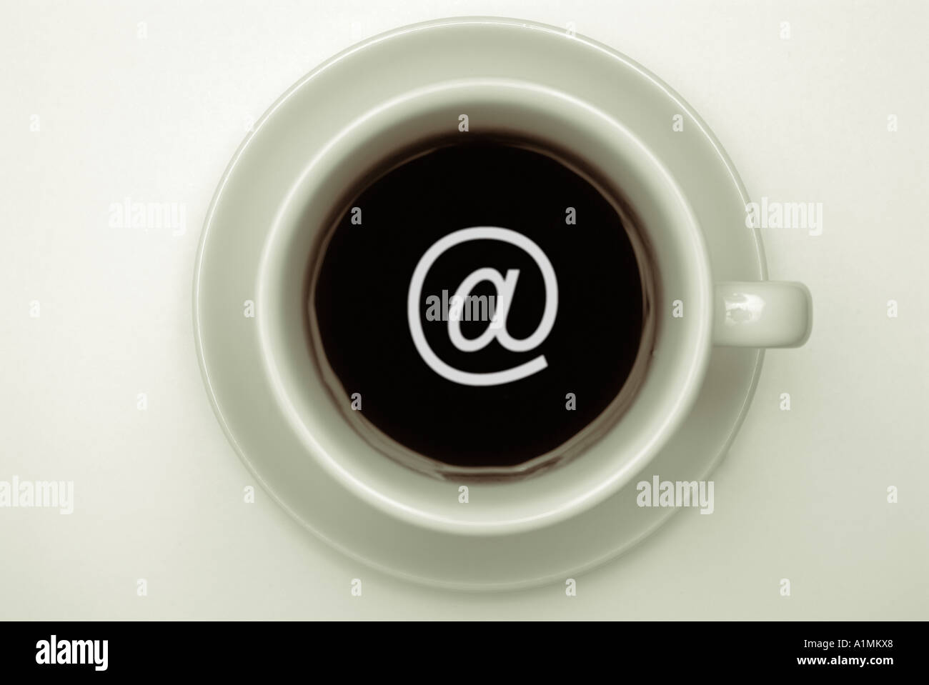 Tasse de café avec un e-mail à Symbole, Vue de dessus. Banque D'Images