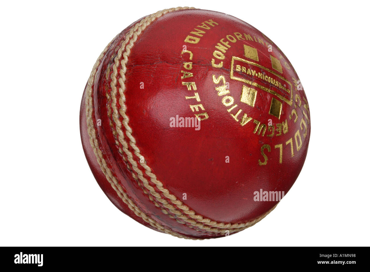 Balle de Cricket à la main en cuir rouge Gray Nicolls coupé de Cricket ball on white Banque D'Images