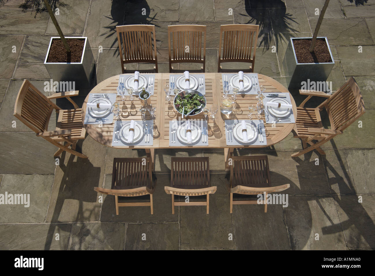 Table dressée pour le déjeuner ou le dîner à l'extérieur, au soleil Banque D'Images