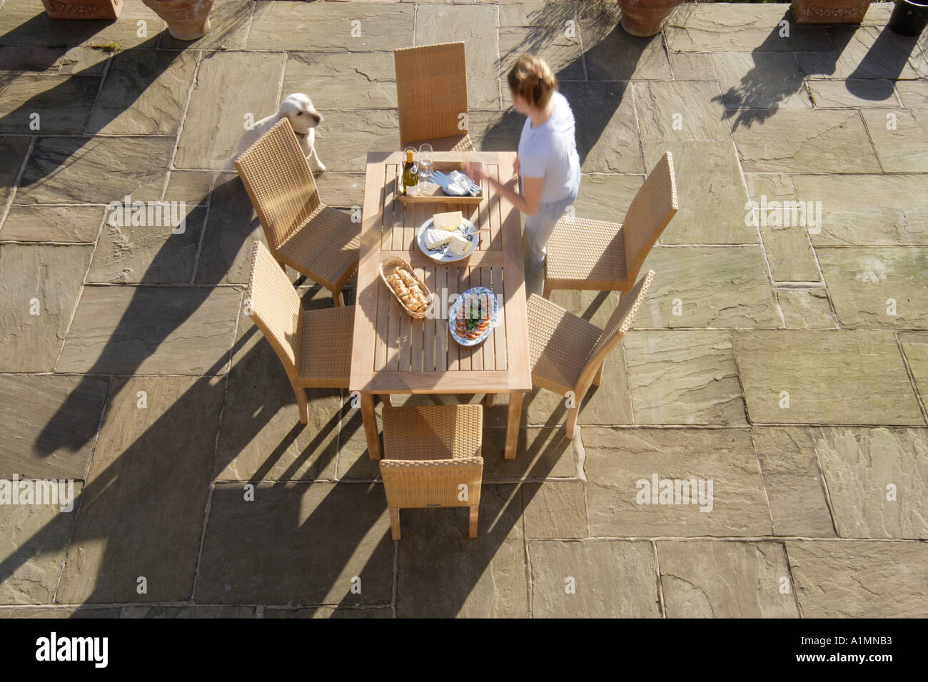 La mise en place de chaises et table à manger le déjeuner le déjeuner à l'extérieur, au soleil Banque D'Images