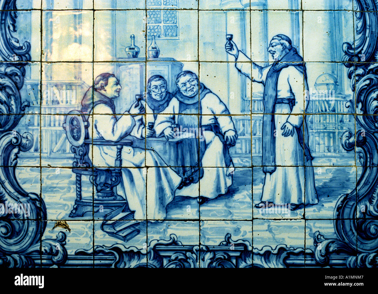 Boire du vin des moines Azuleos carreaux carreaux Portugal Banque D'Images