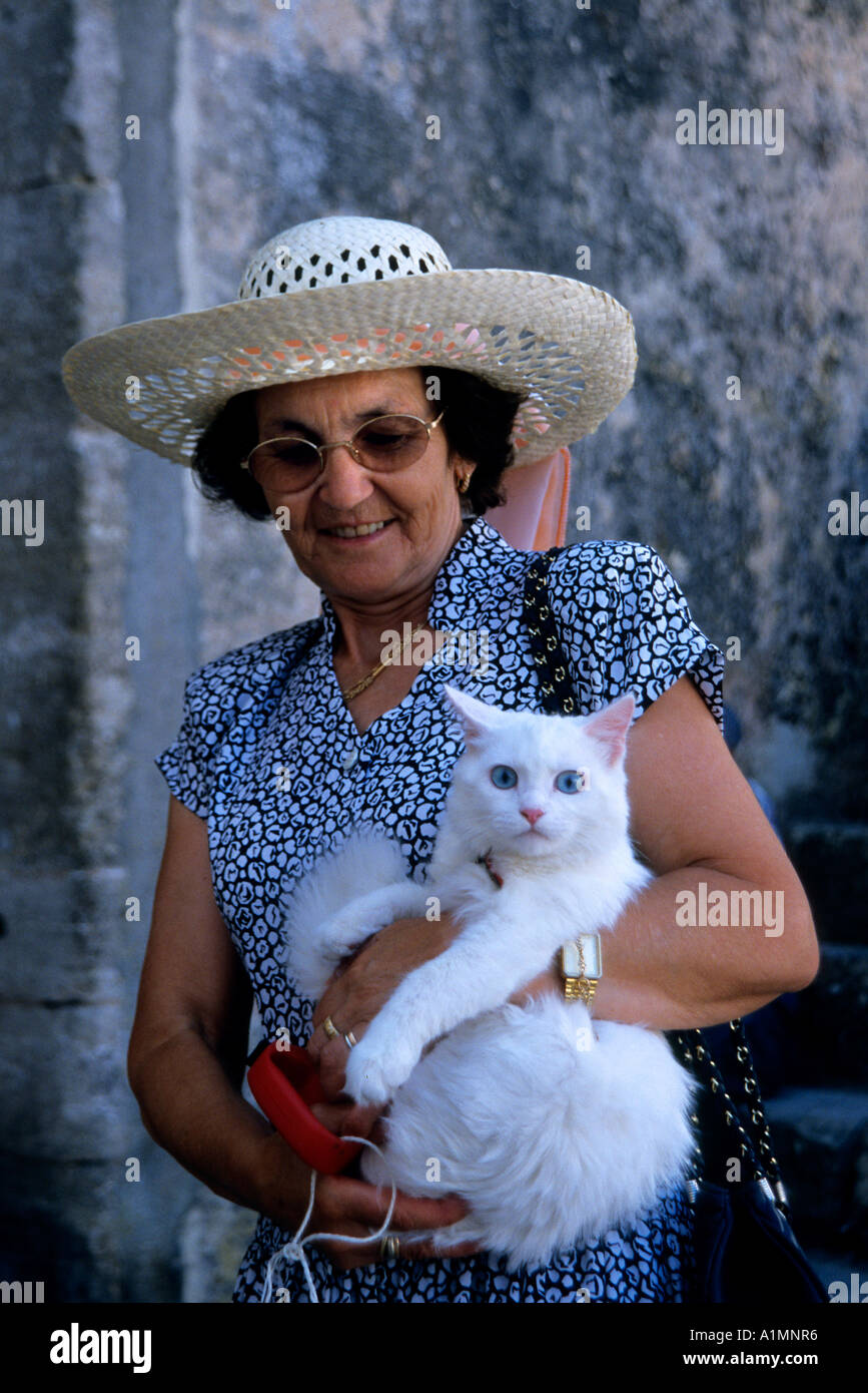 Lisbonne Portugal Coimbra vieille femme chat blanc Banque D'Images