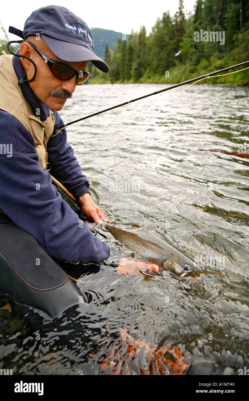 Un pêcheur de presse russe Dolly Varden River Péninsule Kenai en Alaska Chugach National Forest Banque D'Images