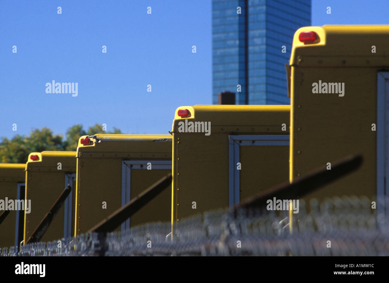 Les camions de livraison pour le Boston Herald avec Hancock Tower et un ciel bleu en arrière-plan Banque D'Images