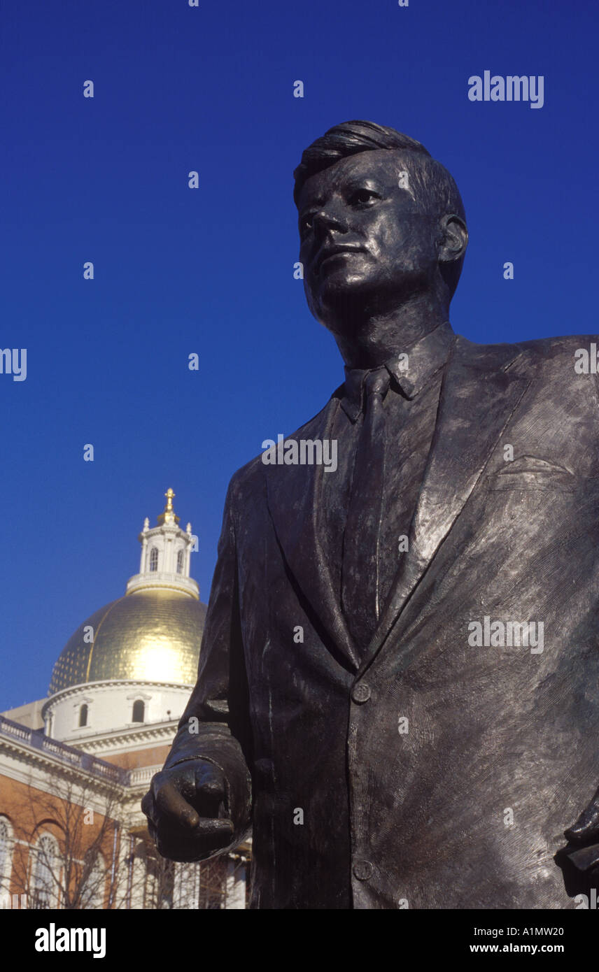 John F Kennedy statue sur les motifs de la Massachusetts Statehouse dans Boston Beacon Hill Banque D'Images John F Kennedy statue sur les motifs de la Massachusetts Statehouse dans Boston Beacon Hill Banque D'Images
