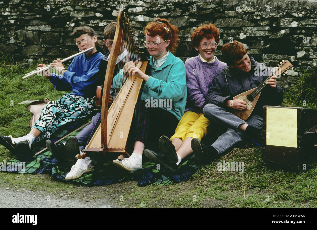 Certains jeunes musiciens, aux cheveux rouges, JOUER POUR LES VISITEURS VERS LES FALAISES DE MOHER CO CLARE IRELAND Banque D'Images