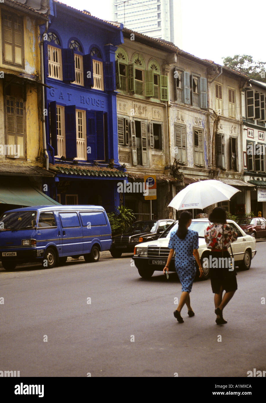 Deux femmes ONT UN PARAPLUIE EN CHINE T0WN STREET SINGAPORE Banque D'Images