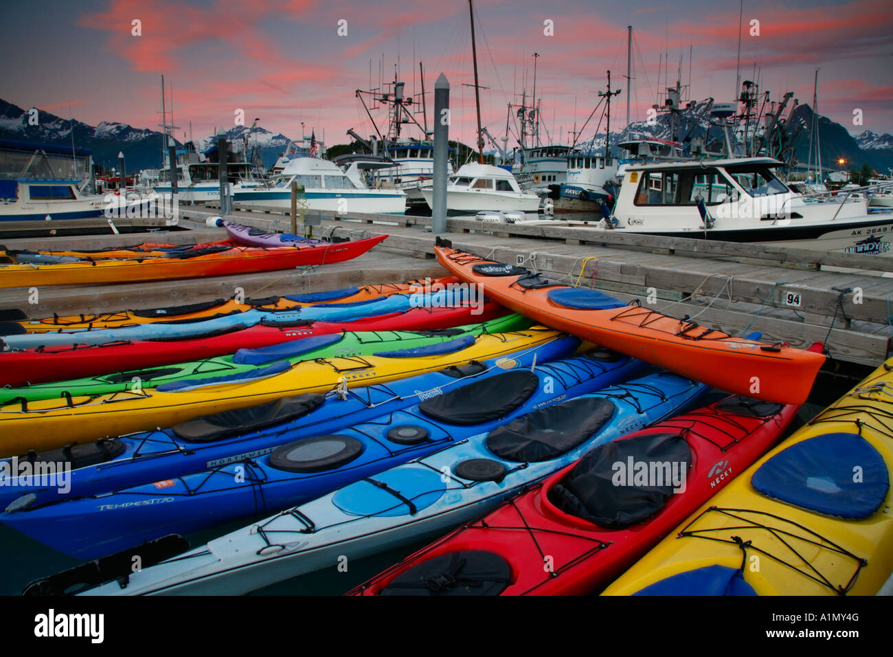 Bateau au coucher du soleil le port de Valdez Valdez Prince William Sound, Alaska Banque D'Images