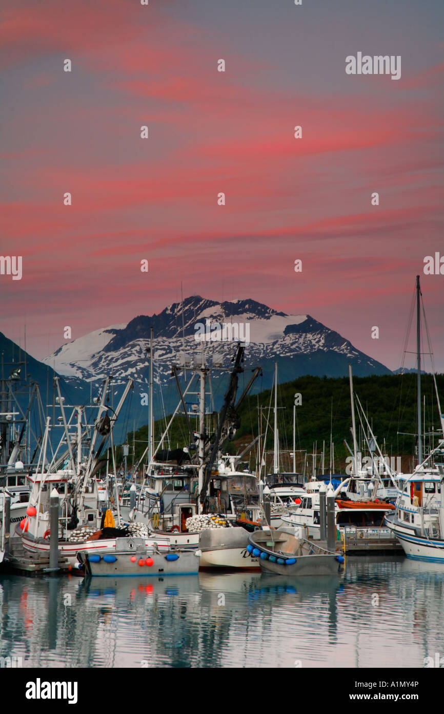 Bateau au coucher du soleil le port de Valdez Valdez Prince William Sound, Alaska Banque D'Images