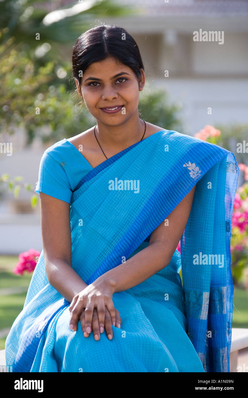 Jeune femme dans un sari à Usha Kiran Palace dans la ville de Gwalior dans la région de Madhya Pradesh de l'Inde centrale Banque D'Images