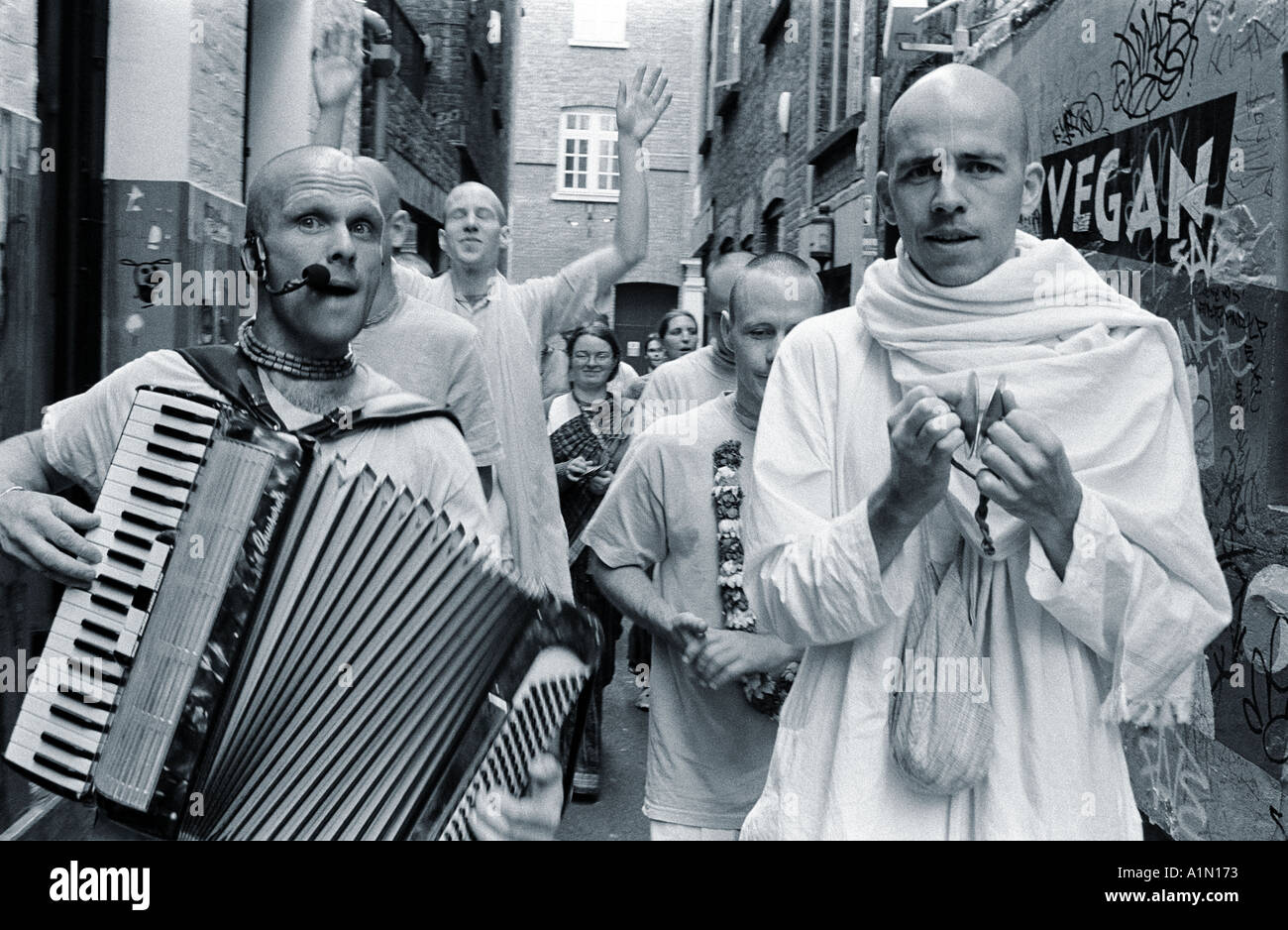 Les dévots Hare Krishna parade dans les rues de Londres Banque D'Images