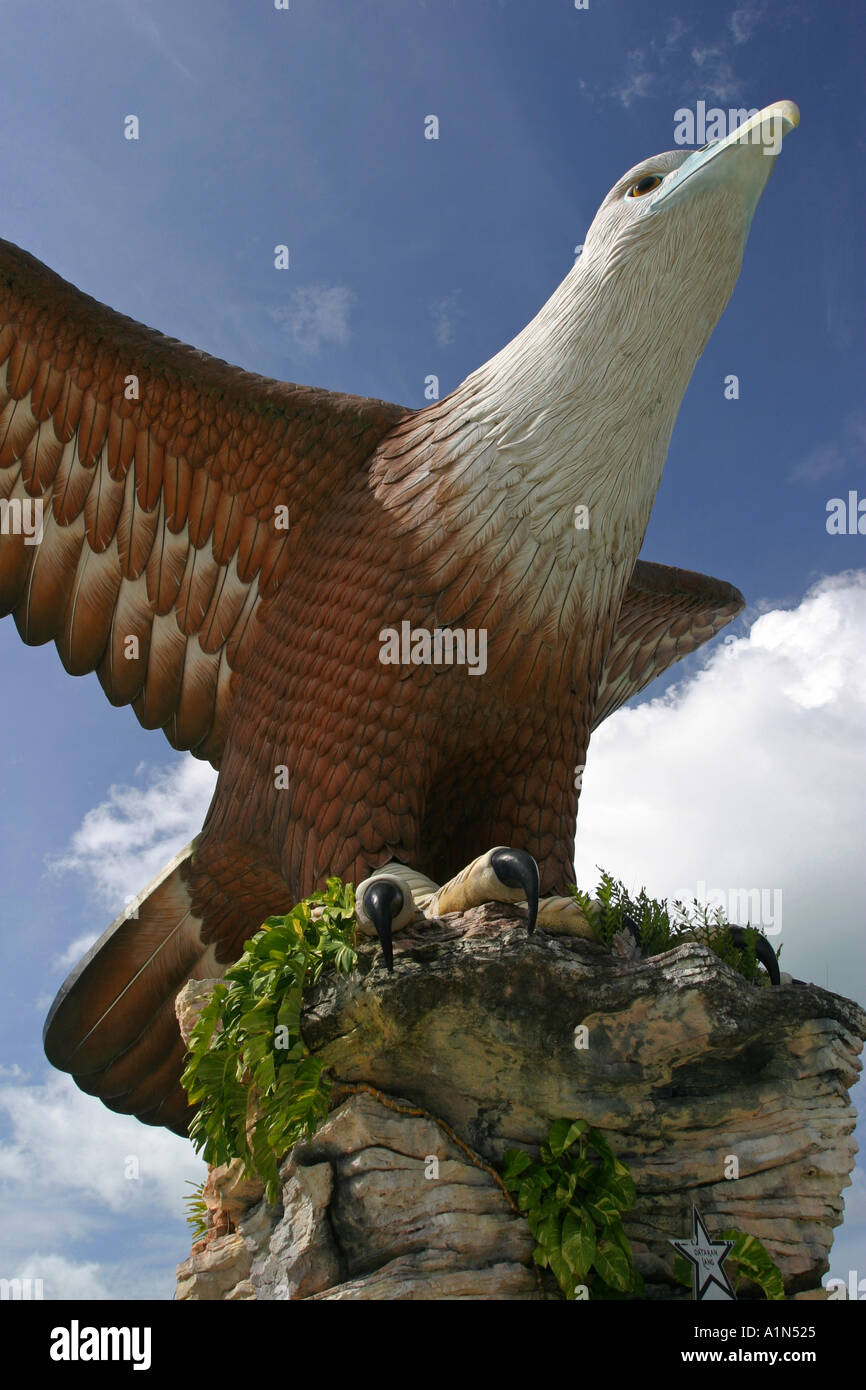 L'aigle géant statue en Eagle Square Dataran Lang l'embarcadère Île de Langkawi Malaisie Asie Banque D'Images