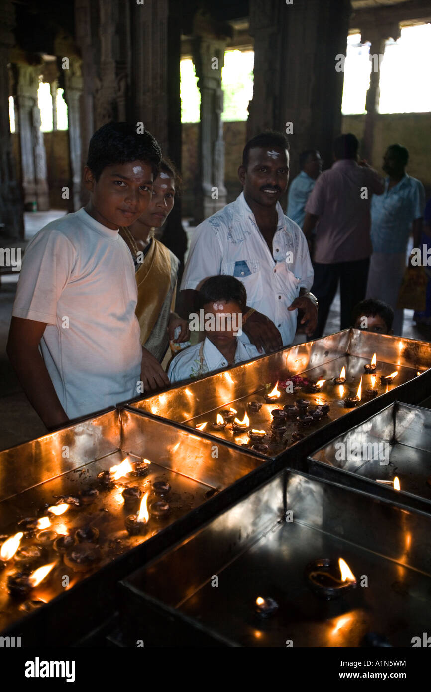 Les dévots hindous en prière dans le temple de Minakshi Sundareshvara à Madurai dans le Tamil Nadu, région du sud de l'Inde Banque D'Images