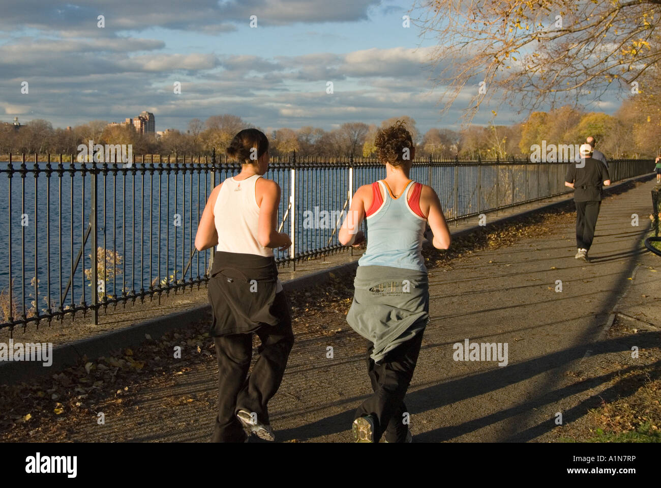 Les coureurs d'exécution au niveau du réservoir de Central Park à New York à l'automne 2006 Banque D'Images