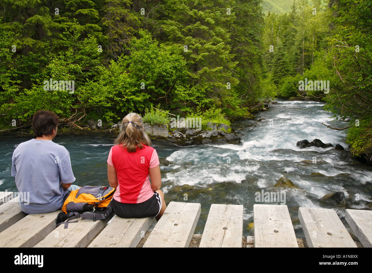 Les randonneurs de gagnant d'apprécier le long de la Gorge de gagnant d'Trail Girdwood Alaska la Forêt Nationale de Chugach MR Banque D'Images