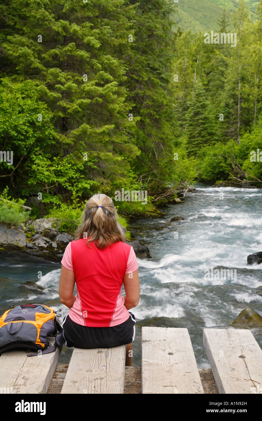 Randonneur sur le sentier de la Gorge de gagnant Girdwood Alaska Chugach National Forest M. Banque D'Images