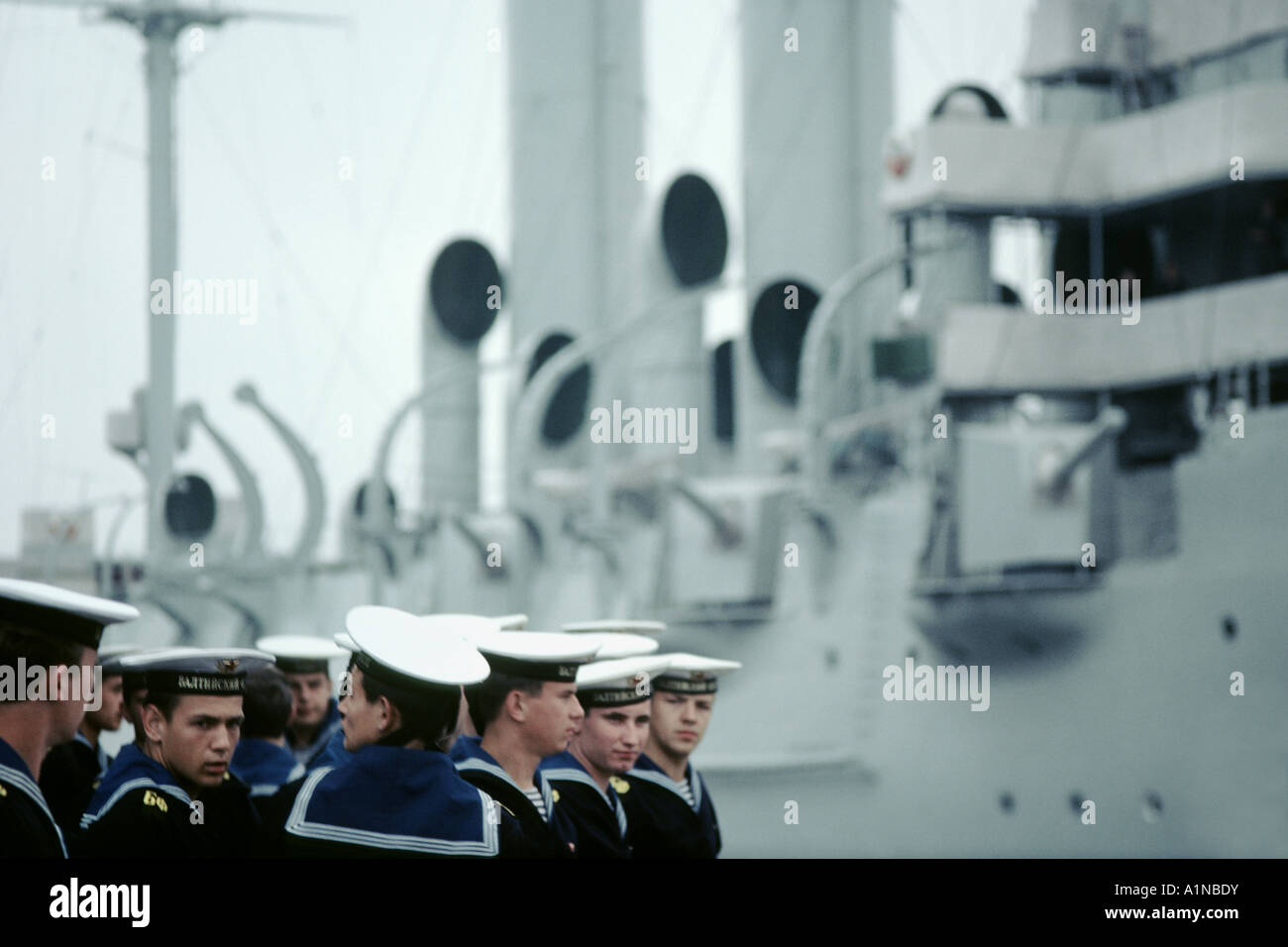 Des marins russes au cuirassé Aurora, St Petersburg Banque D'Images