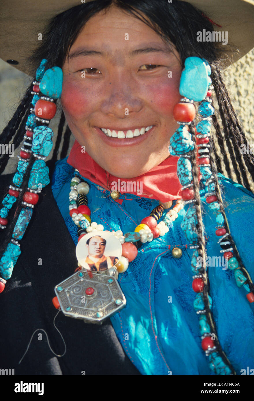 Lors de l'Assemblée Naqu horse fair au Tibet les jeunes femmes portent leurs plus beaux vêtements et turquoise du vent dans leurs cheveux tressés Banque D'Images