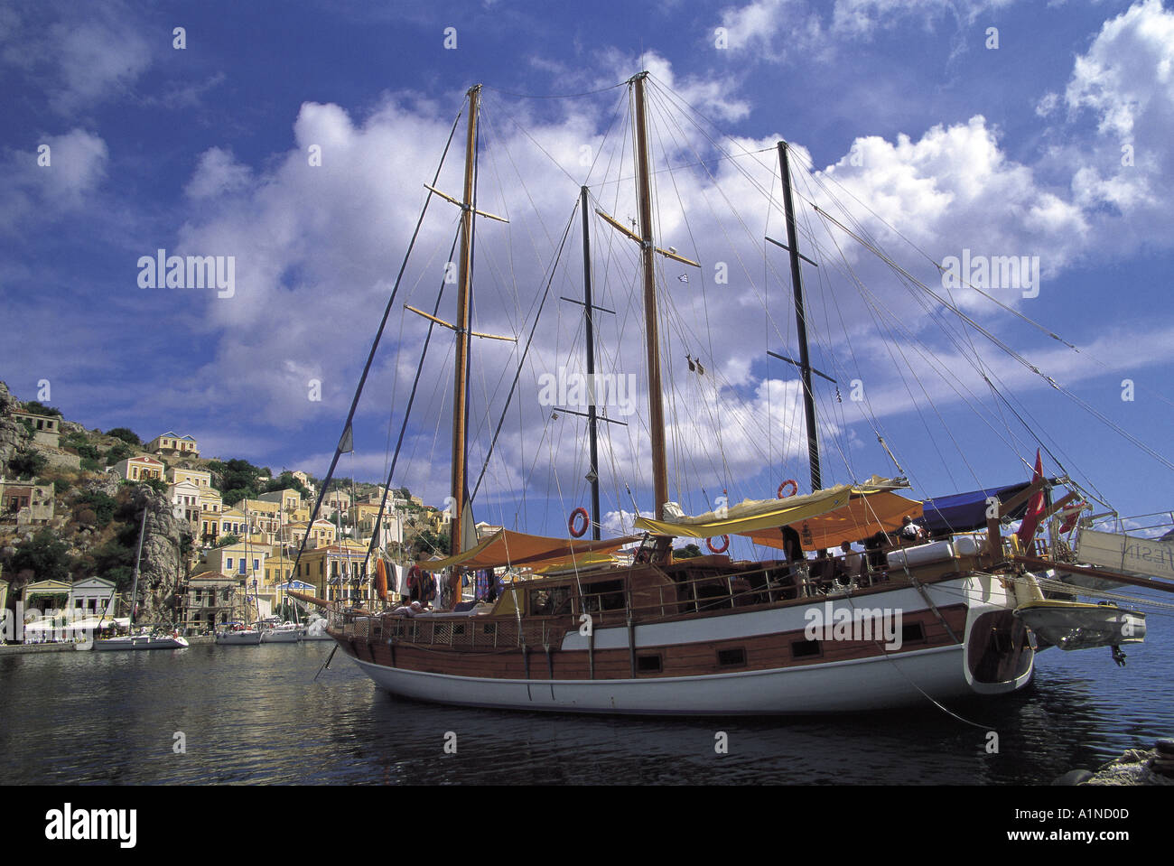 Yacht de croisière à l'ancre dans le port de Symi Banque D'Images