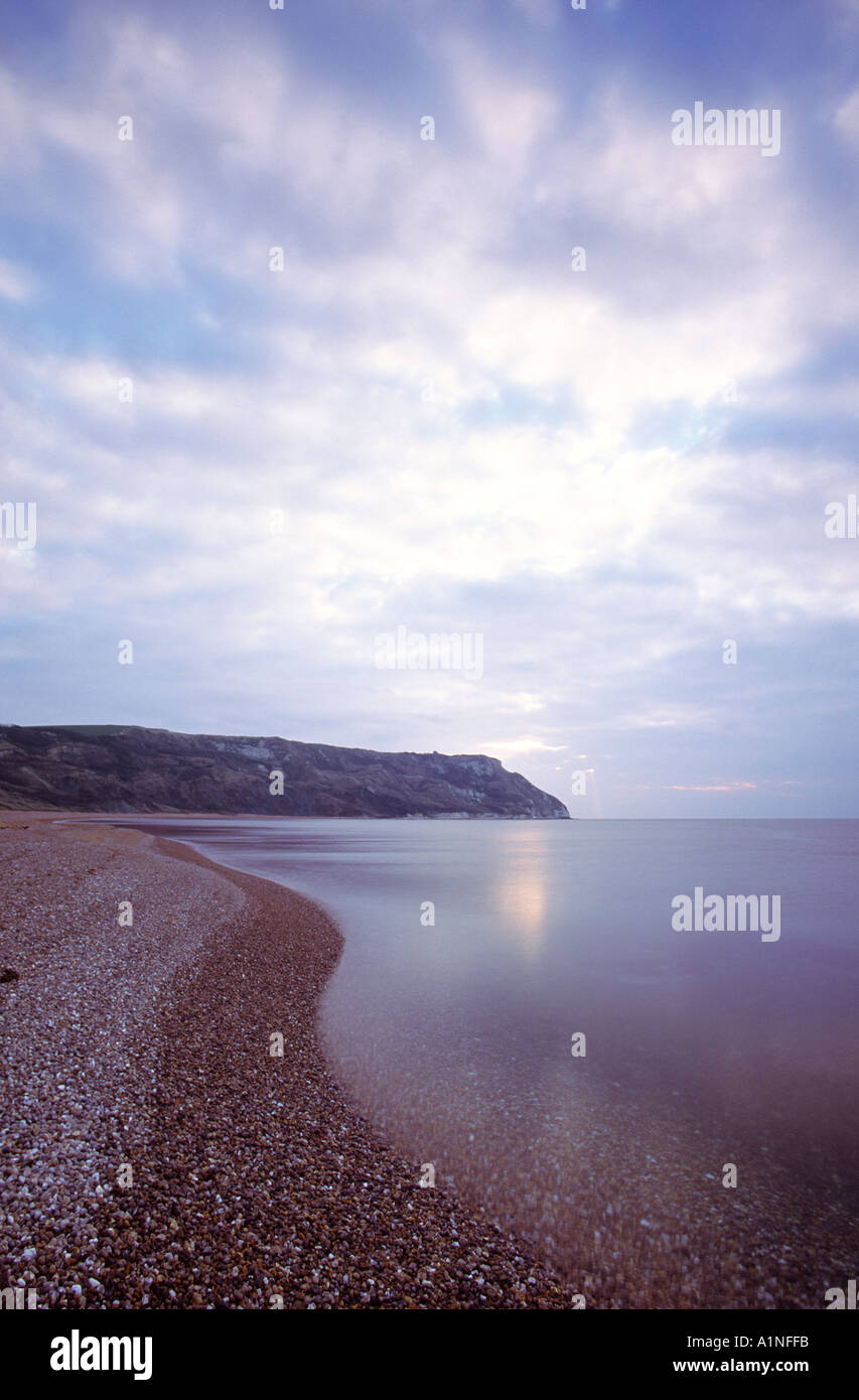 Lever du Soleil à l'hiver froid Ringstead Bay Dorset England UK Banque D'Images